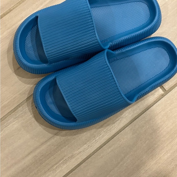 Women's Vibrant Blue Slide Slippers - Picture 2 of 5
